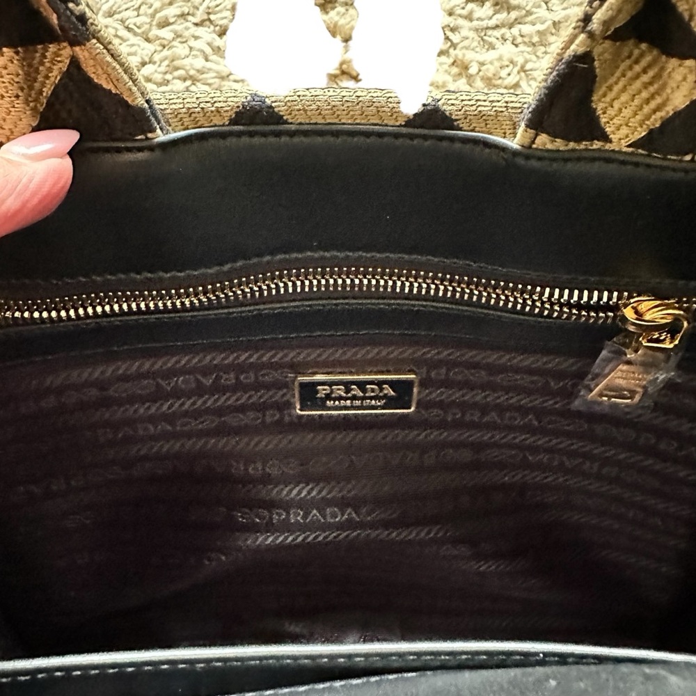 Non Authentic P R A D A Handbag - Picture 12 of 13